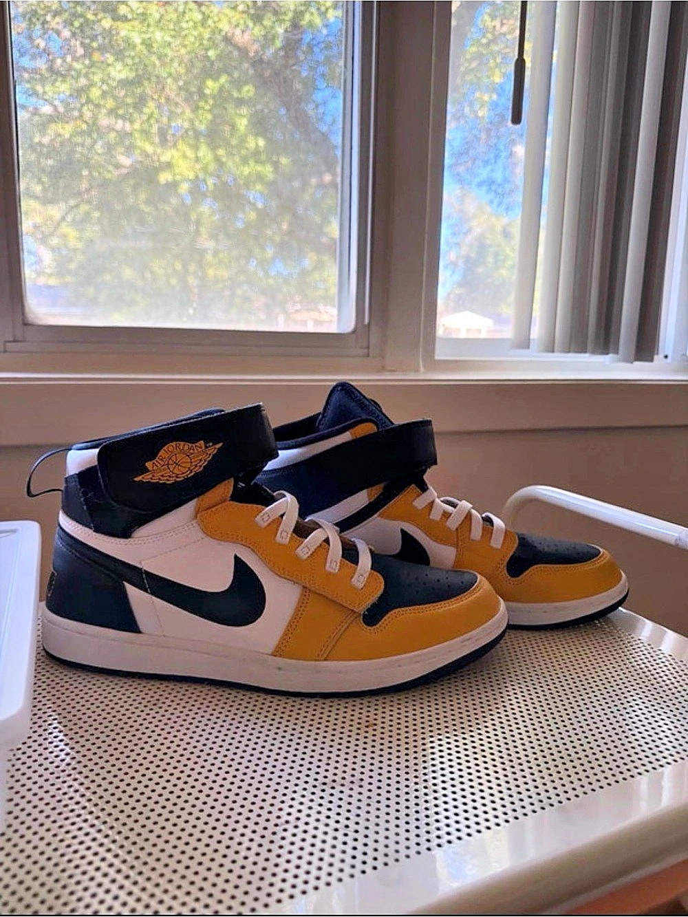 Nike Air Jordan 1 Mid Men's Sneakers Yellow & Black US 7.5